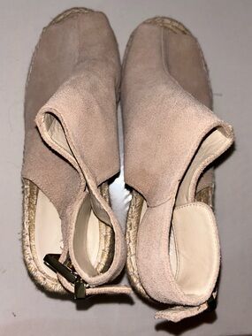 NWOB Kenneth Cole New York “Olivia”Suede Peep-Toe Wedge Espadrille Sandals